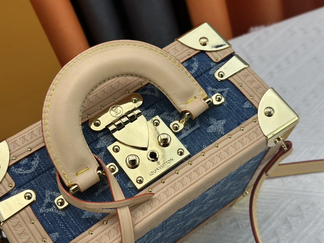 Affordable 7849 Louis Vuitton AAA Quality Messenger Bags For Women - Image 7