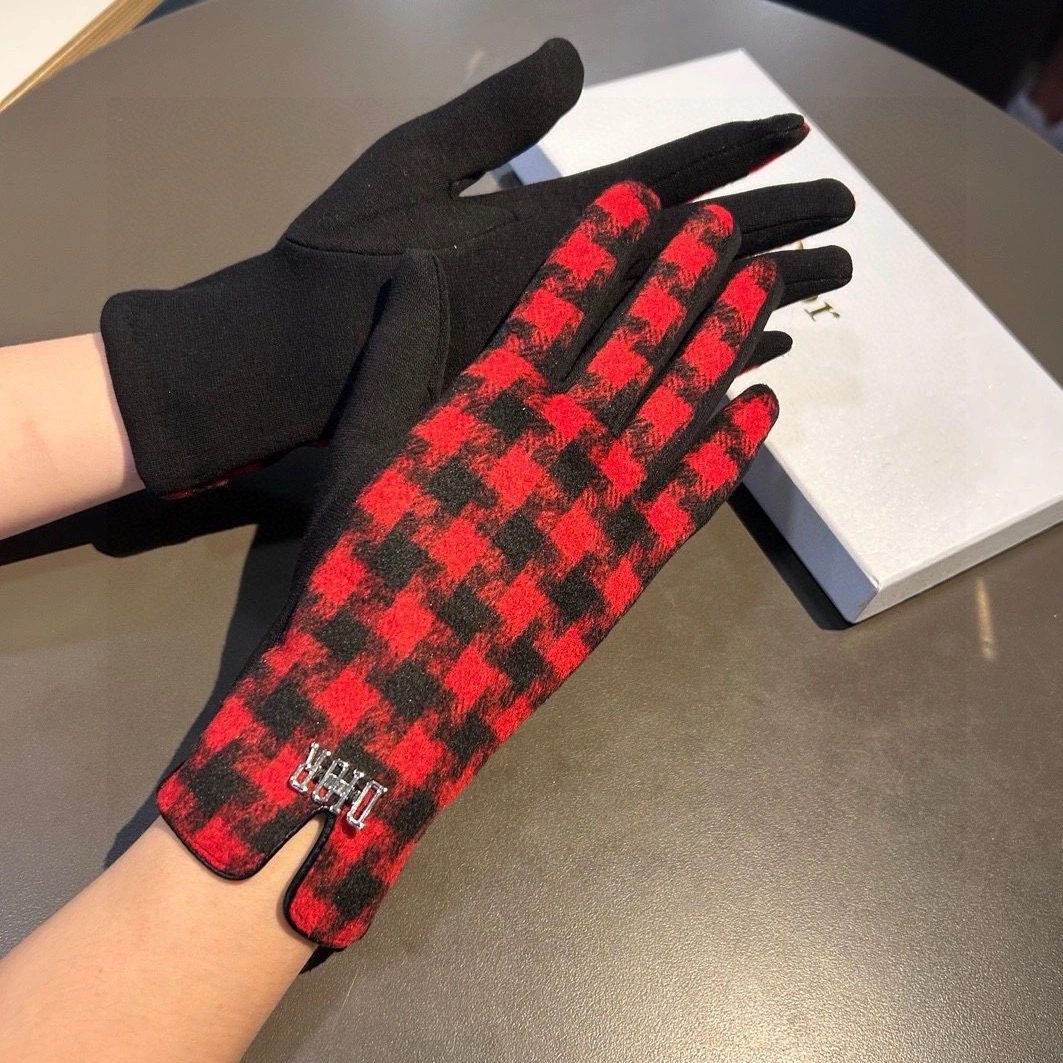 Bold 1321 Christian Dior Gloves - Image 5