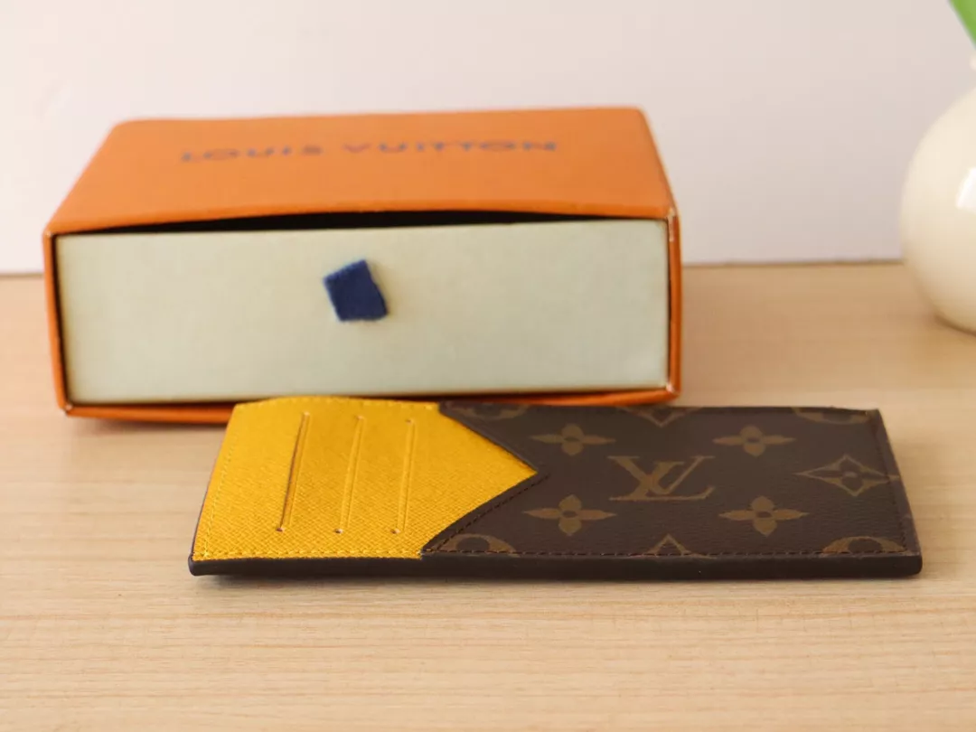 Breathable 7795 Louis Vuitton LV Card Case - Image 3