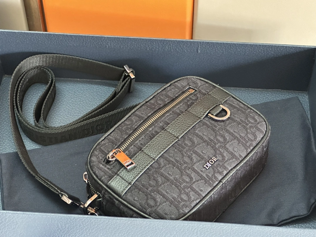 Christian Dior AAA Man Messenger Bags Elegant 3933 - Image 4