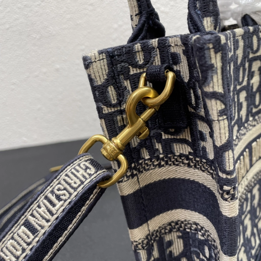 Christian Dior AAA Quality Handbags For Women Sleek 173 - Image 4