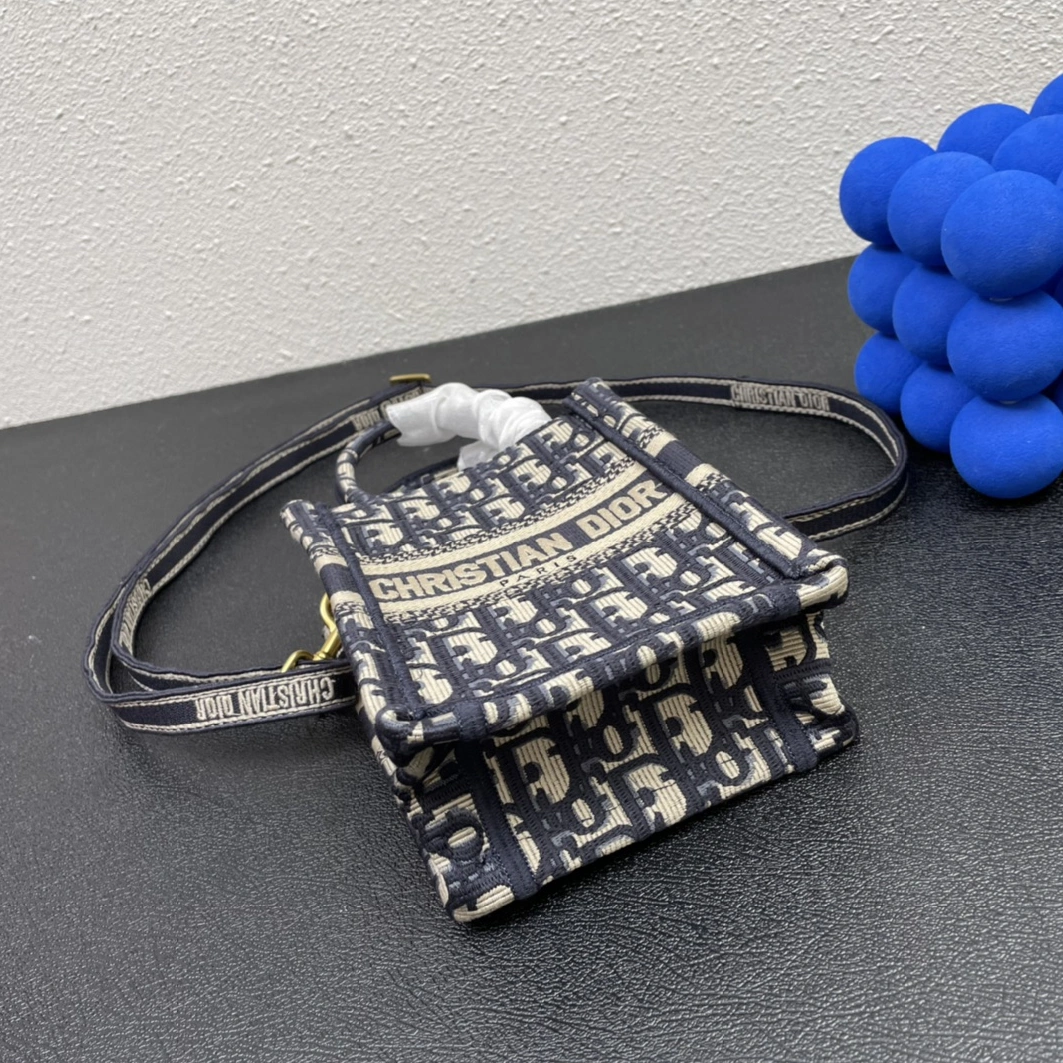 Christian Dior AAA Quality Handbags For Women Sleek 173 - Image 6