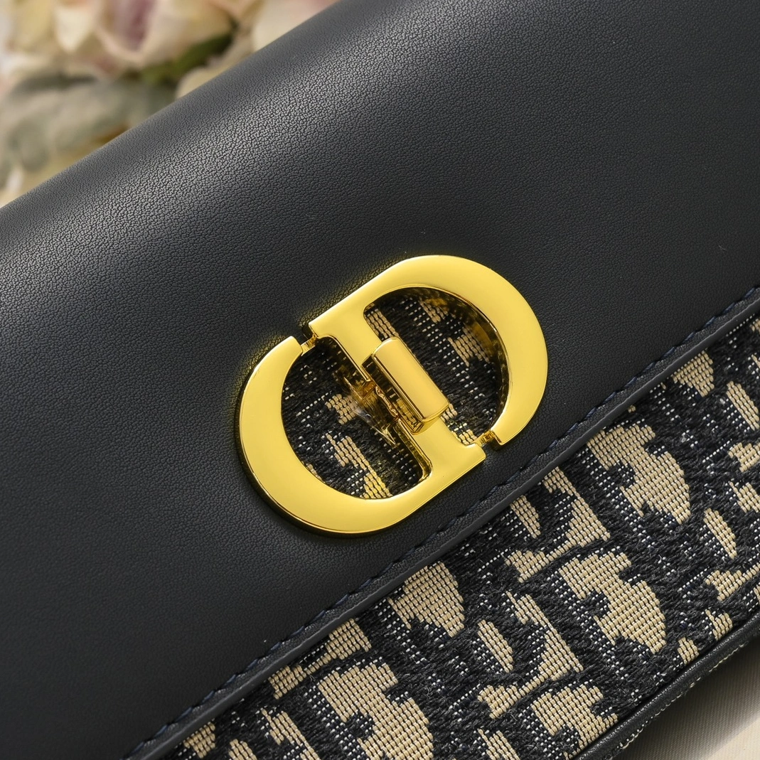 Christian Dior AAA Quality Messenger Bags For Women Trendsetting 8228 - Image 3