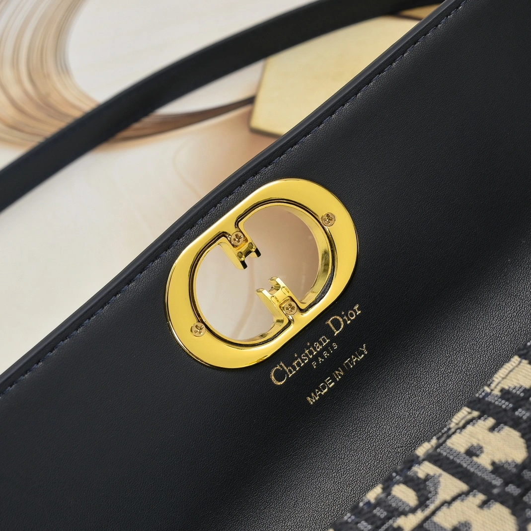 Christian Dior AAA Quality Messenger Bags For Women Trendsetting 8228 - Image 6