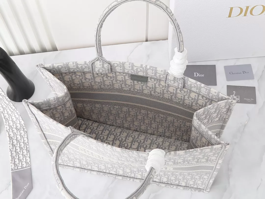 Christian Dior AAA Quality Tote-Handbags For Women Breathable 5061 - Image 8