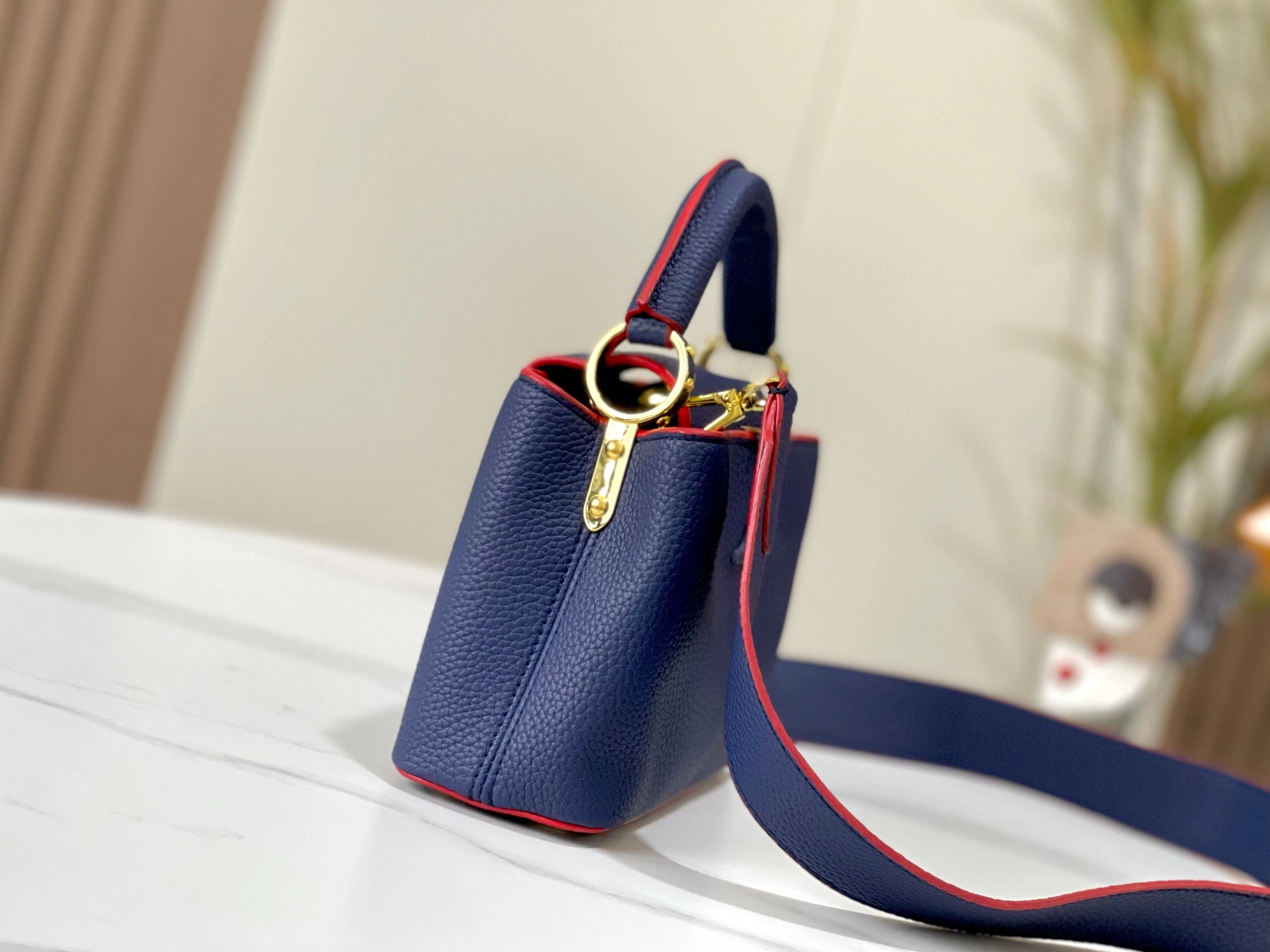 Classic 6907 Louis Vuitton AAA Quality Messenger Bags For Women