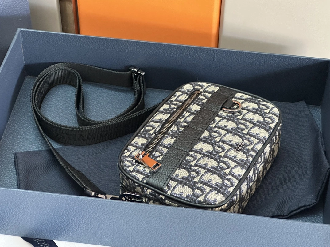 Comfortable 7988 Christian Dior AAA Man Messenger Bags - Image 4