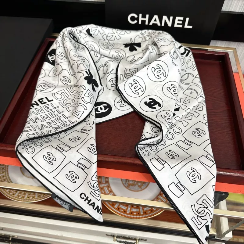 Compact 3361 Chanel Silk Squares - Image 3