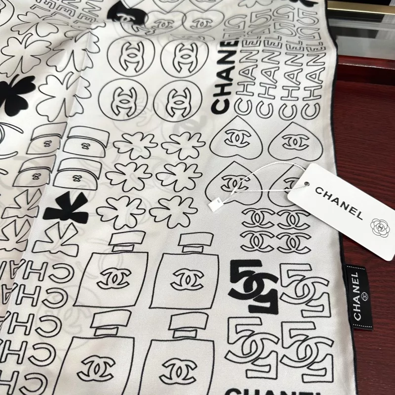 Compact 3361 Chanel Silk Squares - Image 5