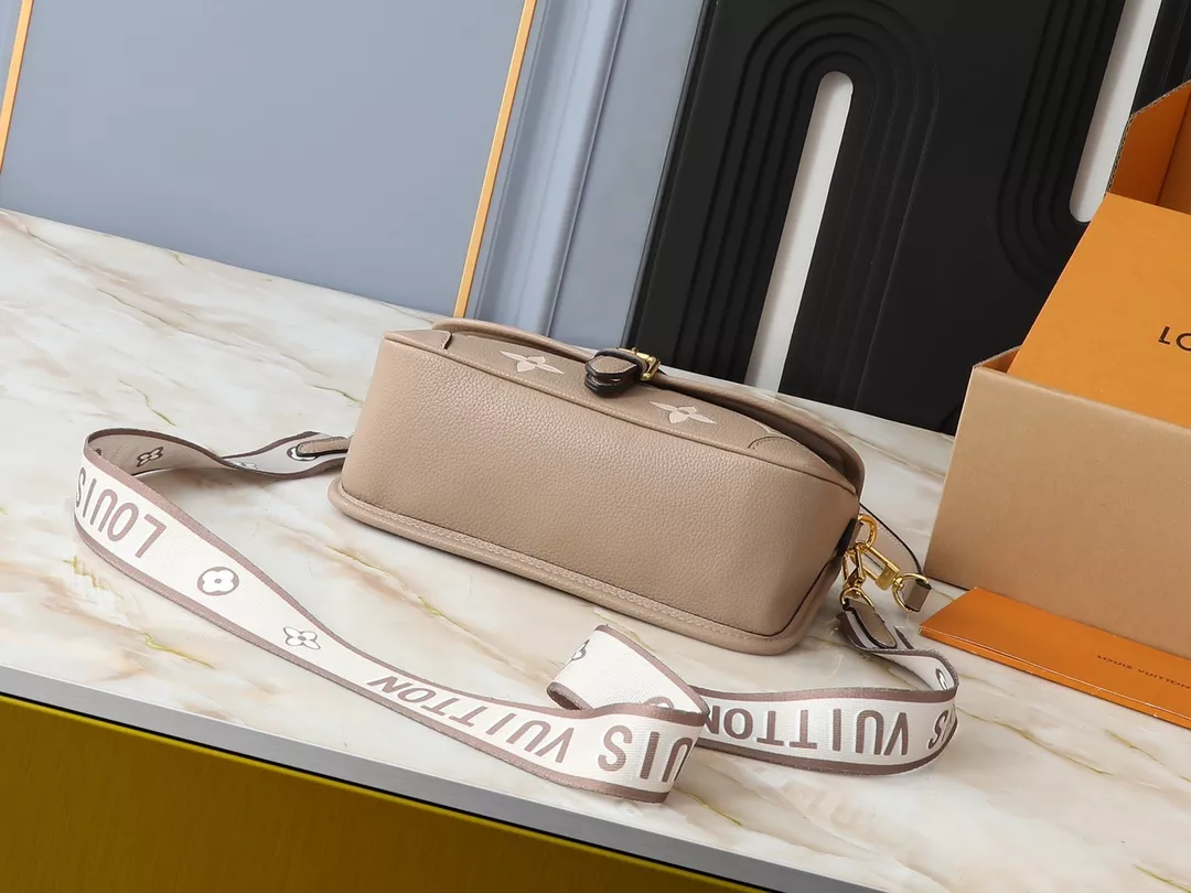 Compact 6999 Louis Vuitton AAA Quality Messenger Bags For Women - Image 4