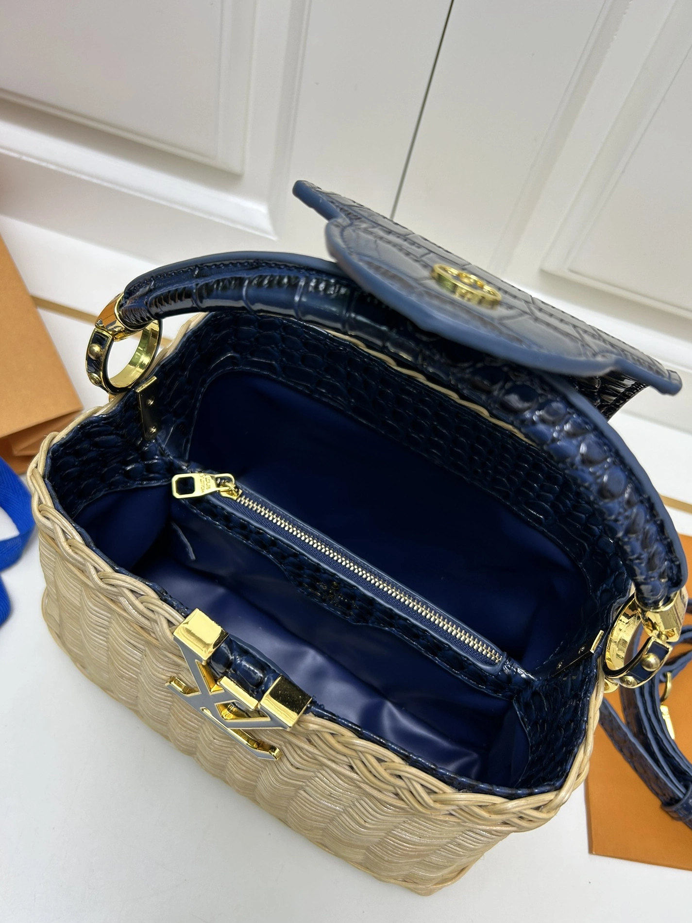 Durable 7794 Louis Vuitton AAA Quality Handbags In Navy For Women - Image 8