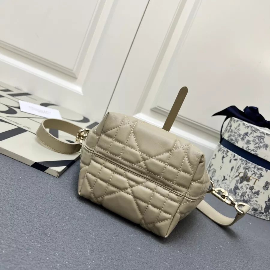 Efficient 3352 Christian Dior AAA Quality Handbags For Women - Image 3