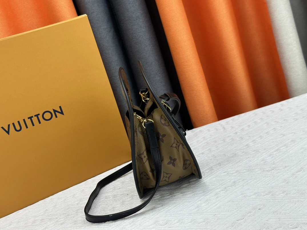 Efficient 6596 Louis Vuitton AAA Quality Messenger Bags For Women - Image 3