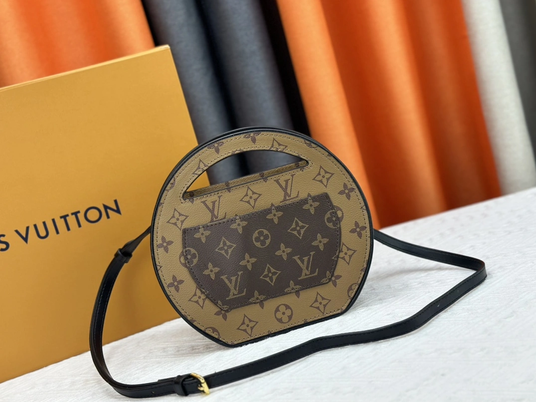 Efficient 6596 Louis Vuitton AAA Quality Messenger Bags For Women - Image 4