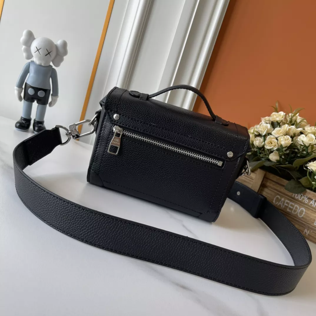 Efficient 7052 Louis Vuitton AAA Quality Messenger Bags For Unisex - Image 3