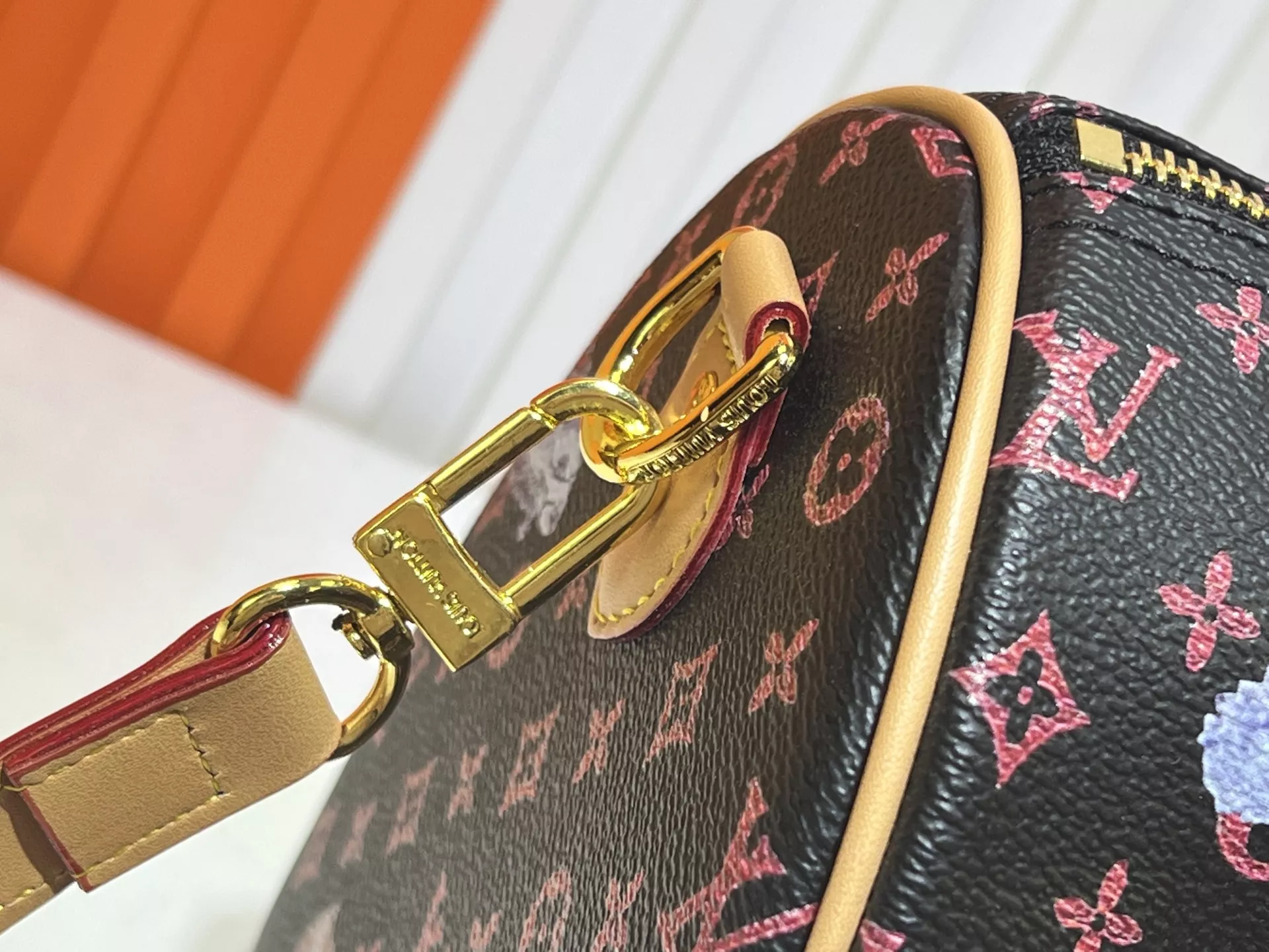 Elegant 5718 Louis Vuitton AAA Quality Handbags For Women - Image 5