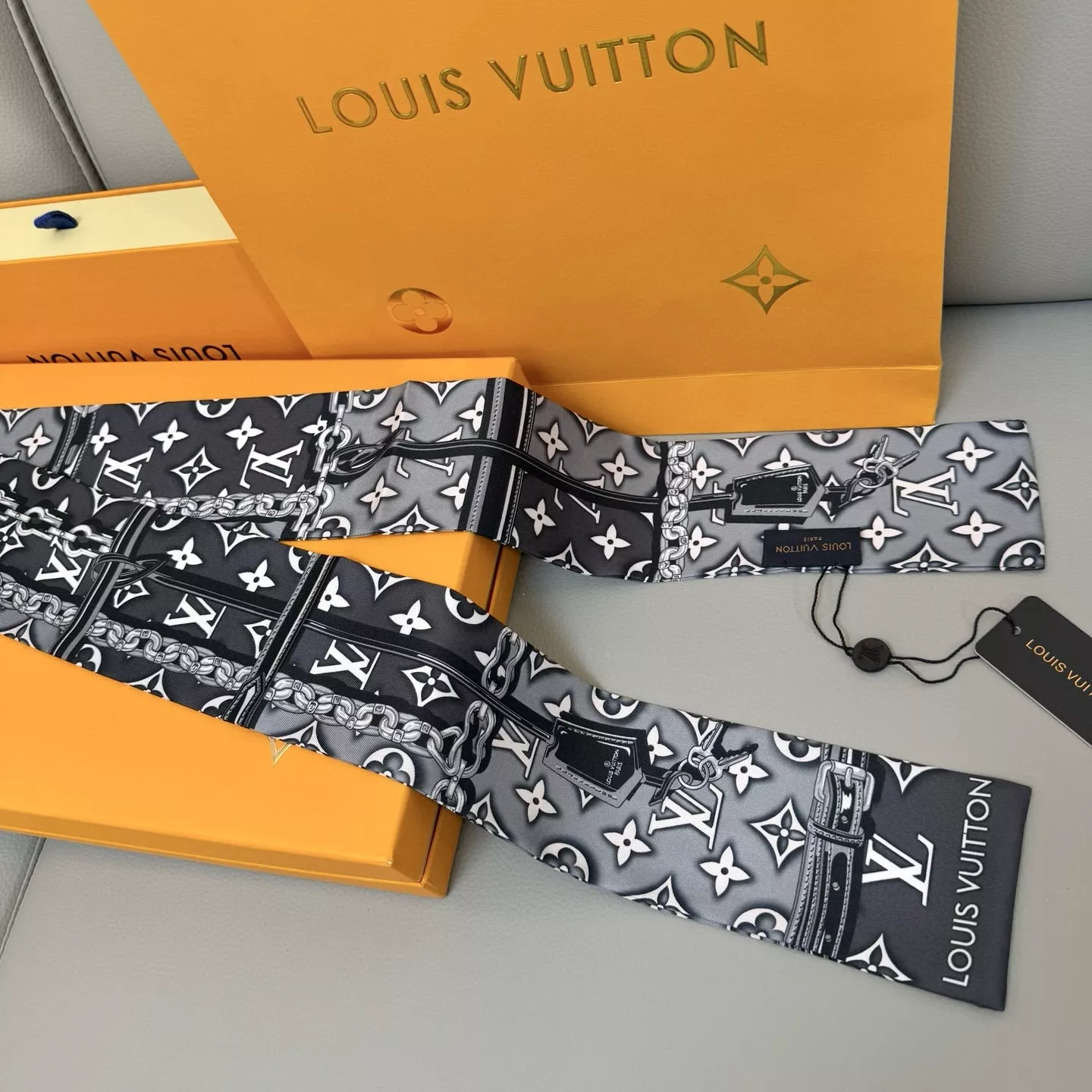 Elegant 9421 Louis Vuitton Silk Scarf