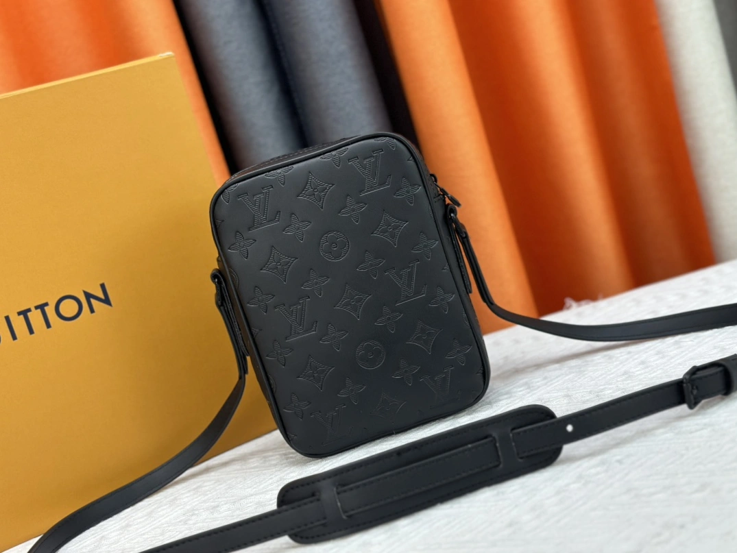 Flexible 6543 Louis Vuitton AAA Quality Messenger Bags For Unisex - Image 4