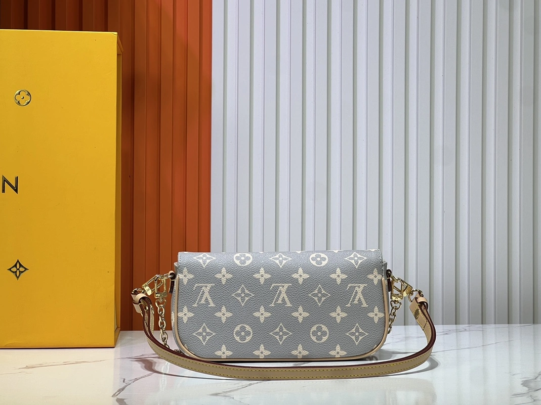 Lightweight 2745 Louis Vuitton AAA Quality Messenger Bags For Women - Image 4