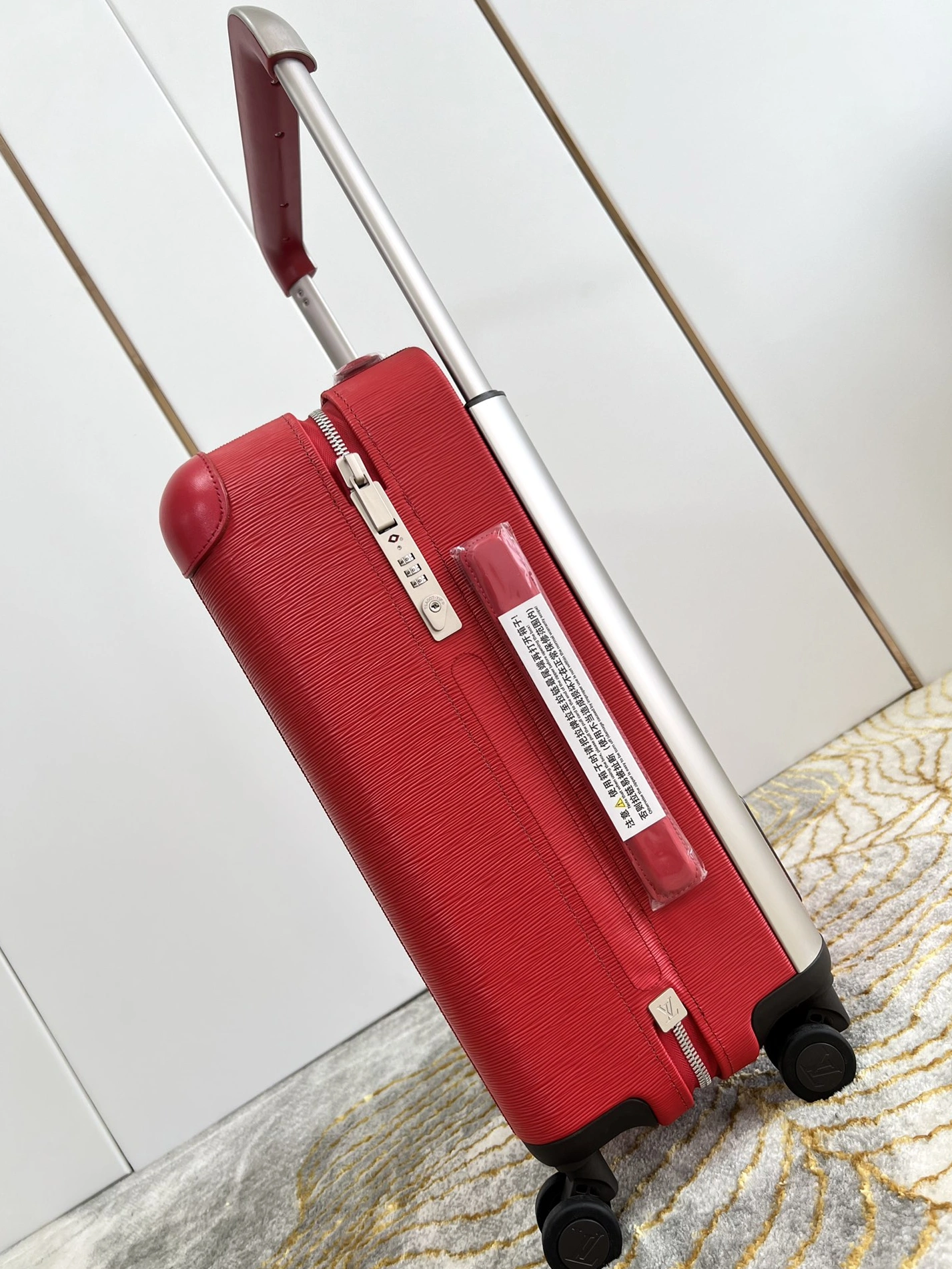 Lightweight 9725 Louis Vuitton Luggage - Image 4