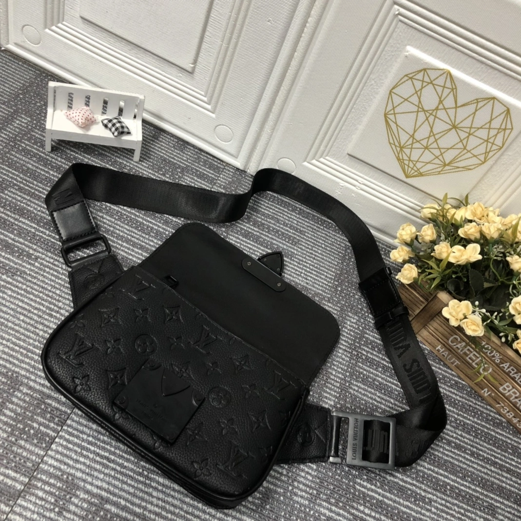 Louis Vuitton AAA Man Messenger Bags Sophisticated 3156