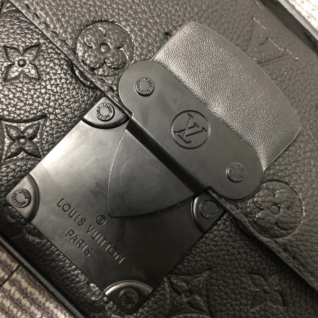 Louis Vuitton AAA Man Messenger Bags Sophisticated 3156 - Image 4