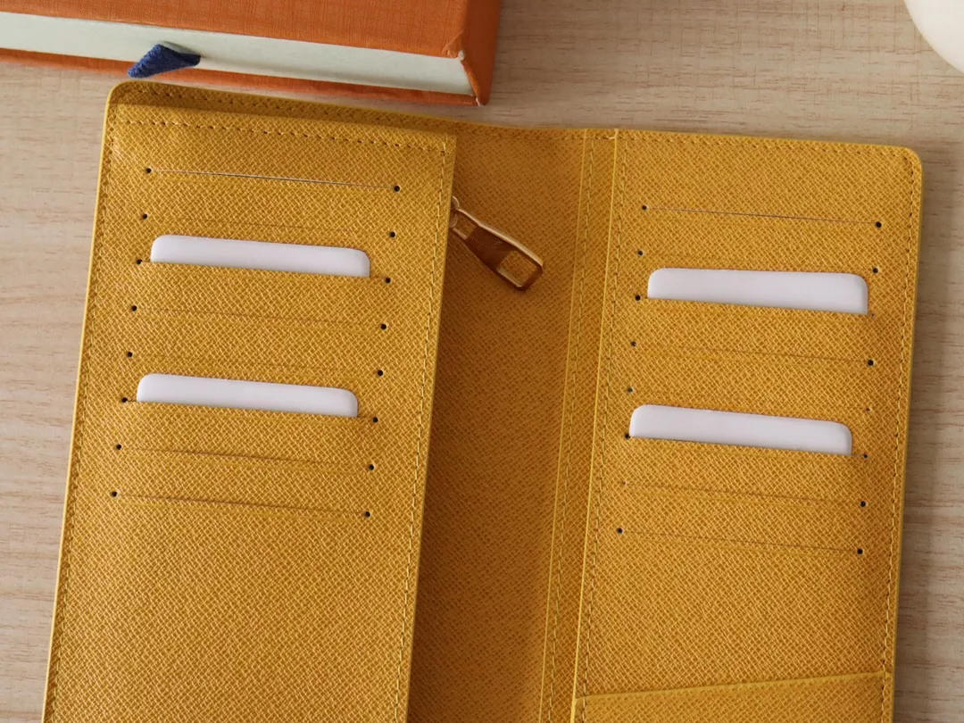 Louis Vuitton AAA Quality Card Case Comfortable 8117 - Image 6