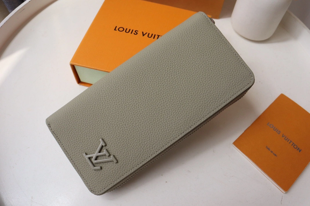 Louis Vuitton AAA Quality Card Case Sleek 6508