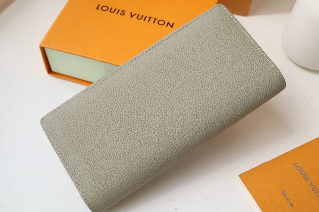 Louis Vuitton AAA Quality Card Case Timeless 8269