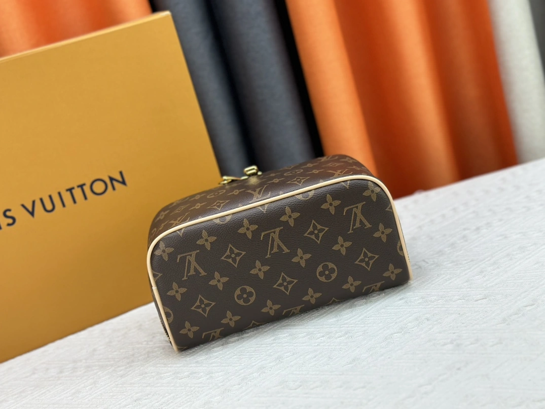 Louis Vuitton AAA Quality Handbags Functional 8892 - Image 4