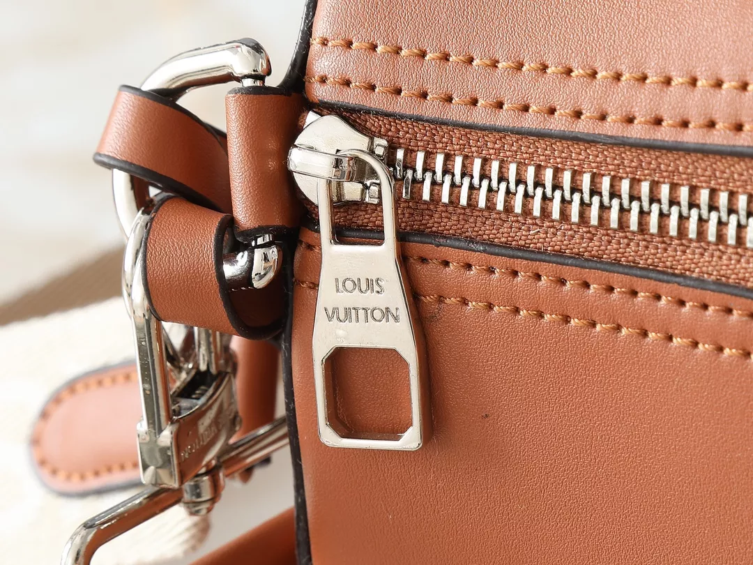 Louis Vuitton AAA Quality Messenger Bags For Unisex Cozy 605 - Image 7