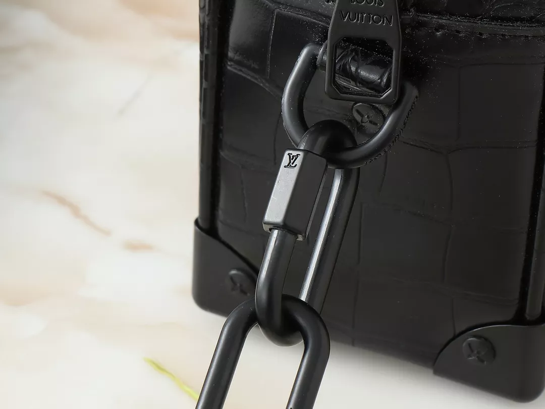 Louis Vuitton AAA Quality Messenger Bags For Unisex Elegant 1842 - Image 6
