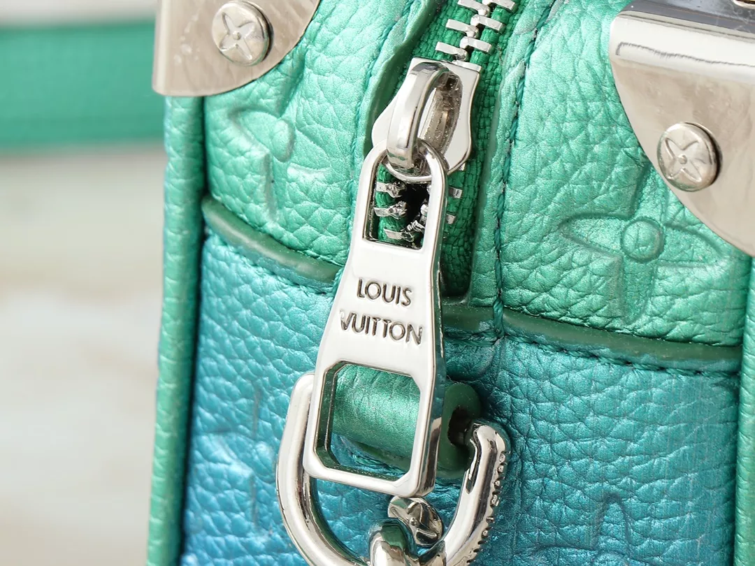 Louis Vuitton AAA Quality Messenger Bags For Unisex Elegant 4233 - Image 7