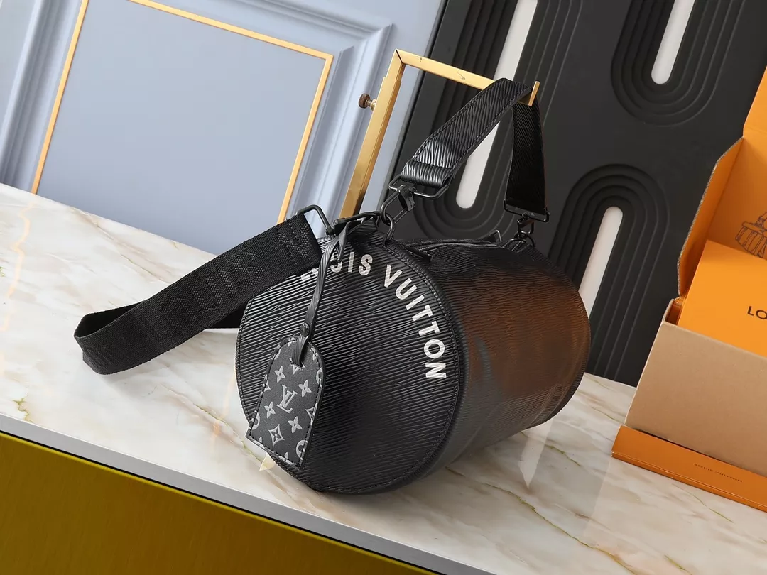 Louis Vuitton AAA Quality Messenger Bags For Unisex Sleek 1131