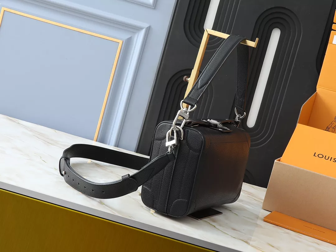 Louis Vuitton AAA Quality Messenger Bags For Unisex UrbanStyle 1980