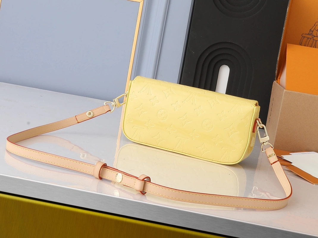 Louis Vuitton AAA Quality Messenger Bags For Women Affordable 4890