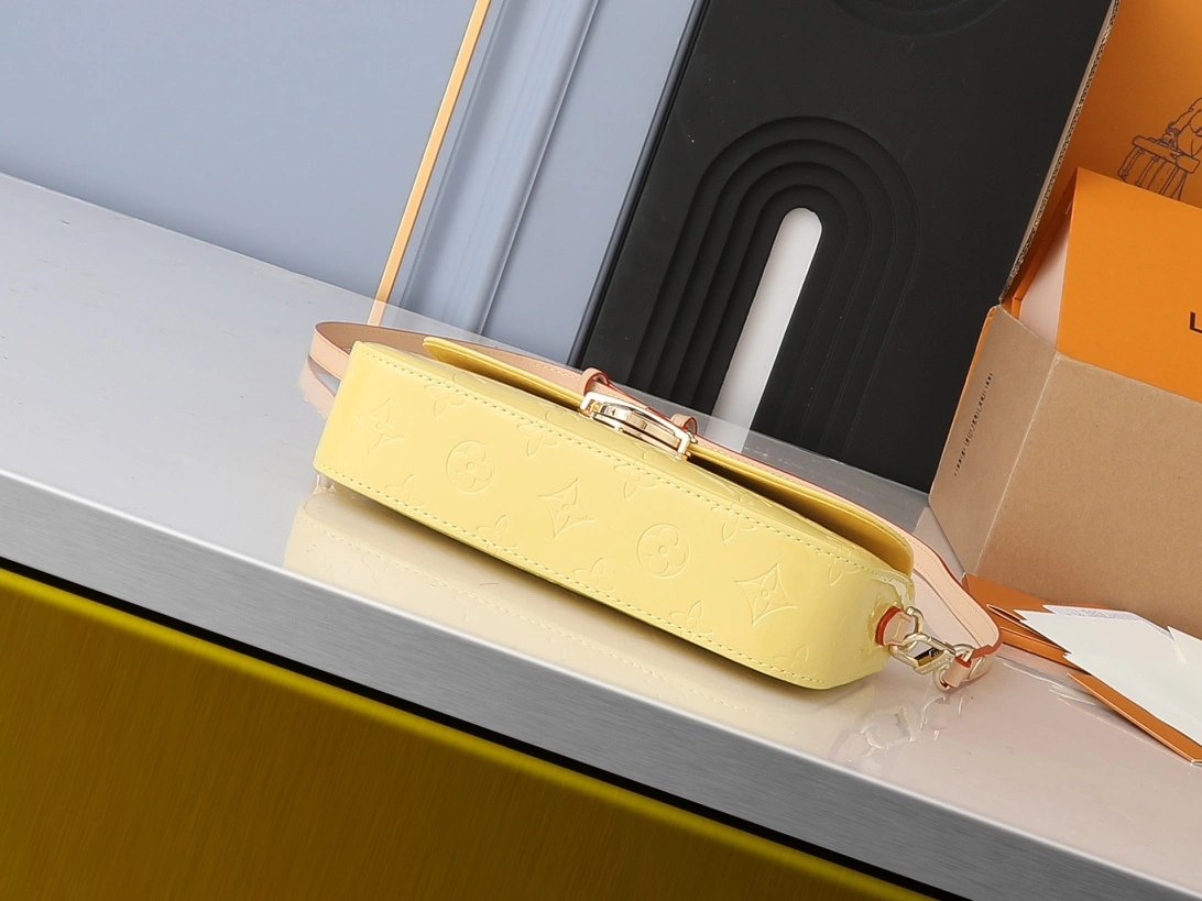 Louis Vuitton AAA Quality Messenger Bags For Women Affordable 4890 - Image 3