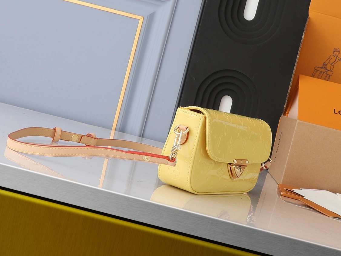 Louis Vuitton AAA Quality Messenger Bags For Women Affordable 4890 - Image 4