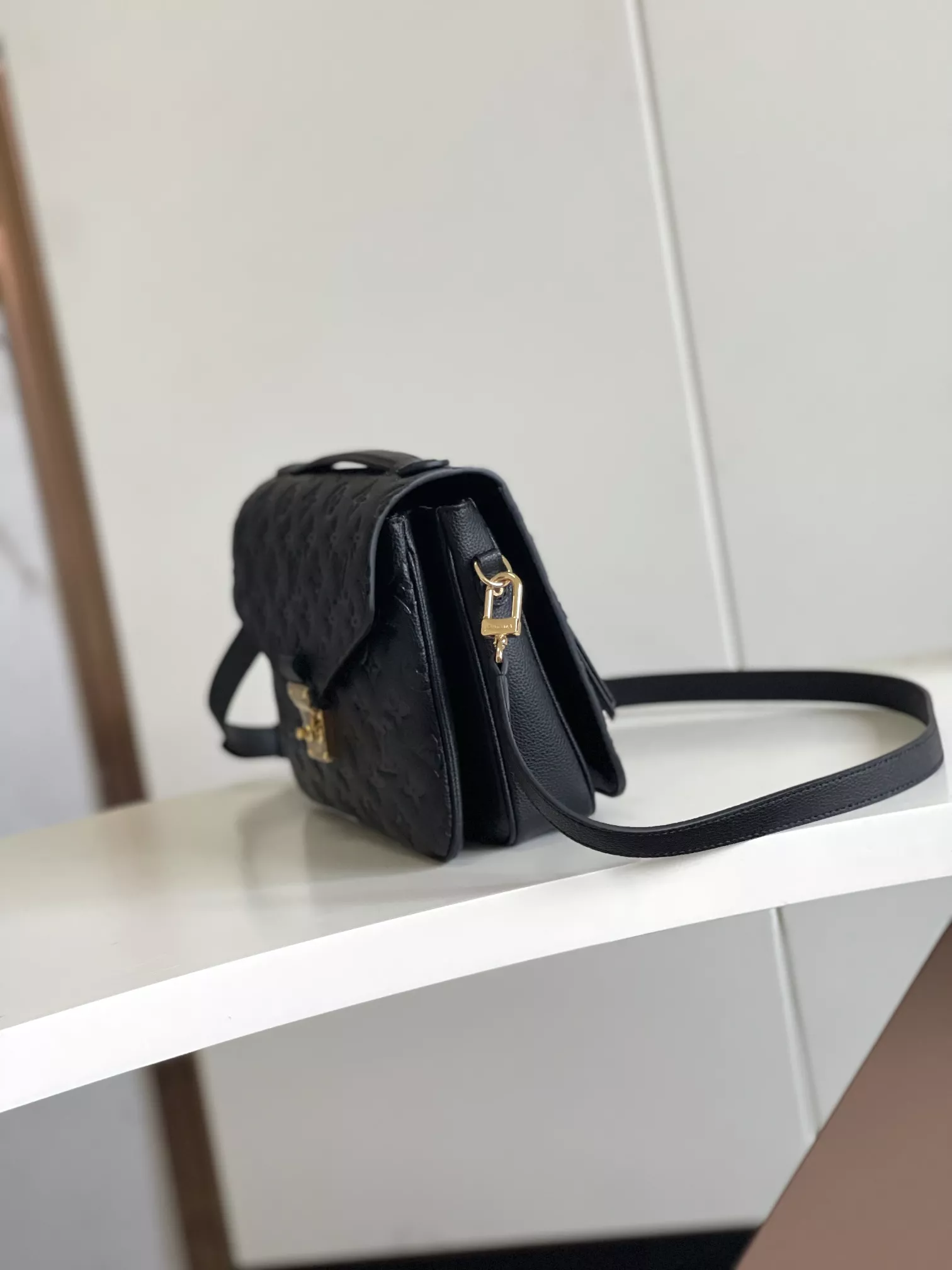 Louis Vuitton AAA Quality Messenger Bags For Women Bright 6747 - Image 3