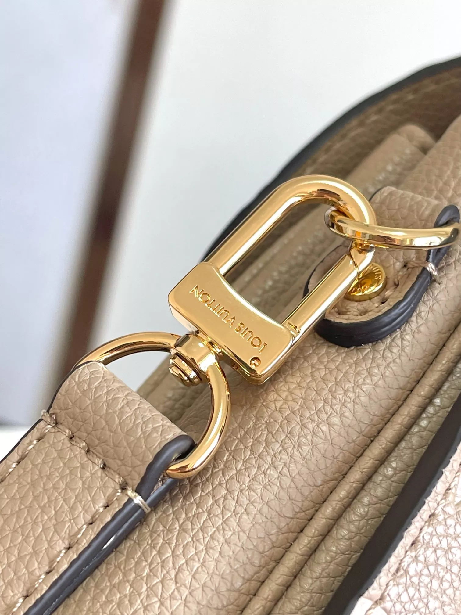 Louis Vuitton AAA Quality Messenger Bags For Women Elegant 1017 - Image 5