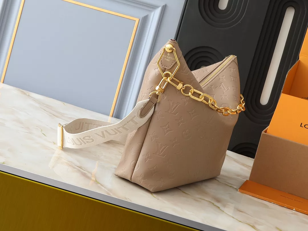 Louis Vuitton AAA Quality Messenger Bags For Women Elegant 3782