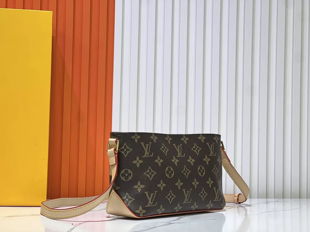 Louis Vuitton AAA Quality Messenger Bags For Women Modern 878