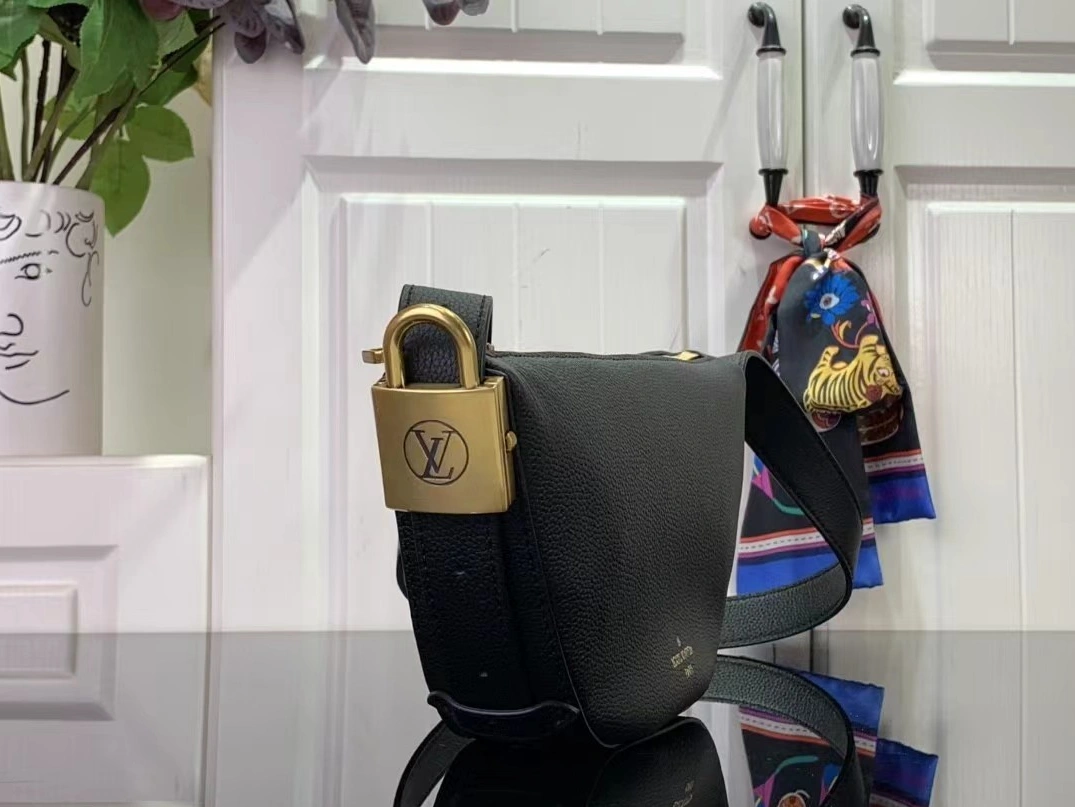 Louis Vuitton AAA Quality Messenger Bags For Women Sophisticated 7085