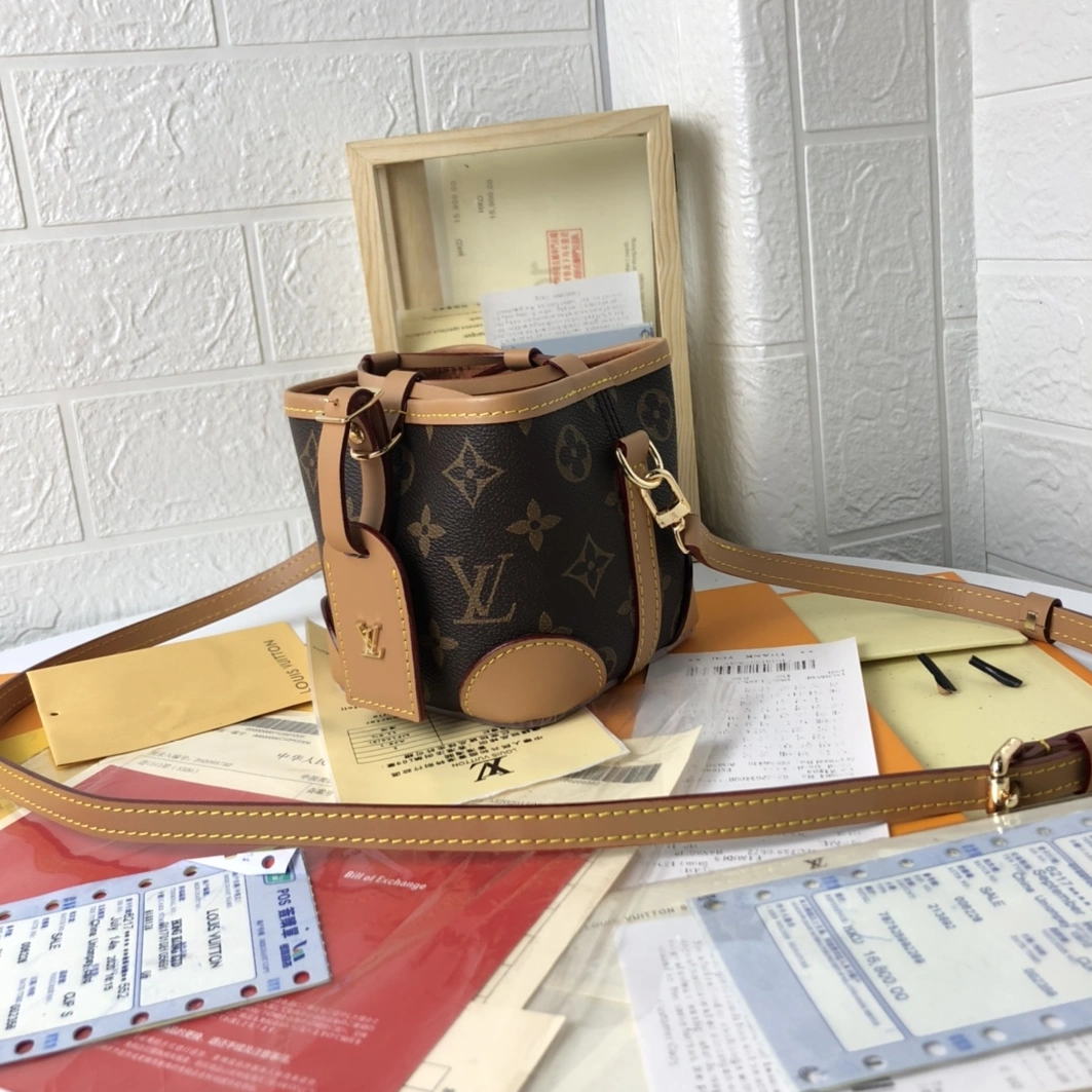 Louis Vuitton AAA Quality Messenger Bags For Women StreetReady 8470