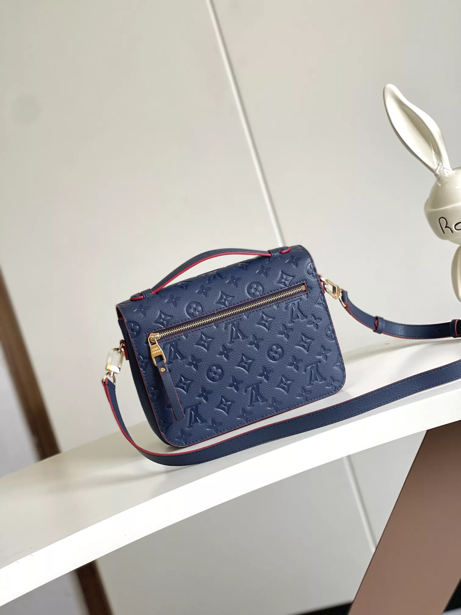 Louis Vuitton AAA Quality Messenger Bags For Women Stylish 1743 - Image 3