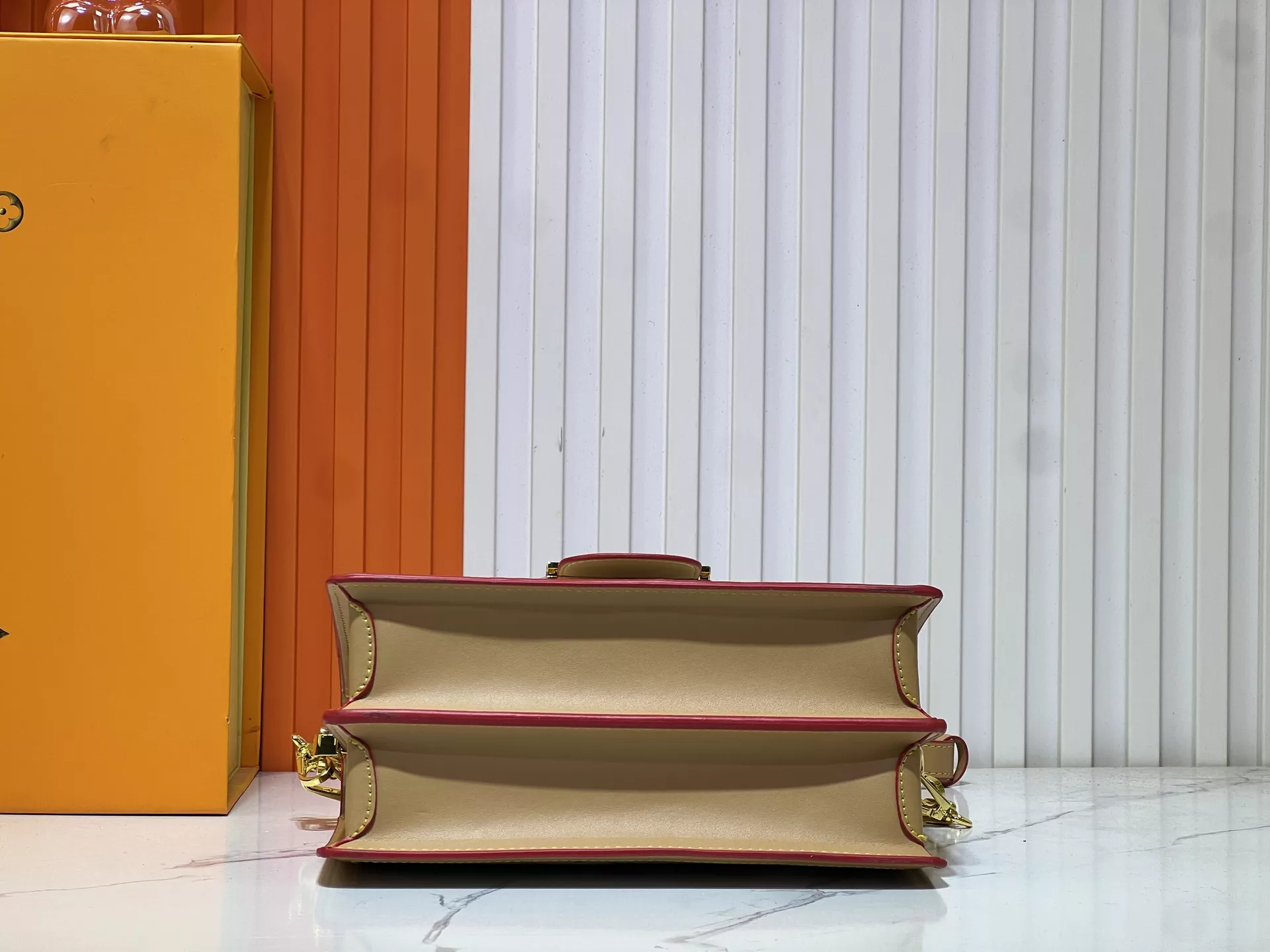 Louis Vuitton AAA Quality Messenger Bags For Women Trendsetting 8496 - Image 7