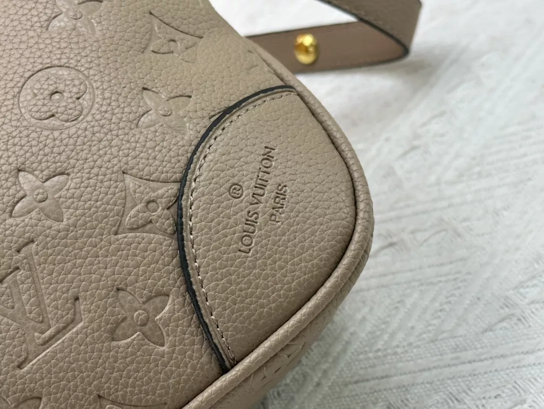 Louis Vuitton AAA Quality Messenger Bags For Women Trendy 9976 - Image 6