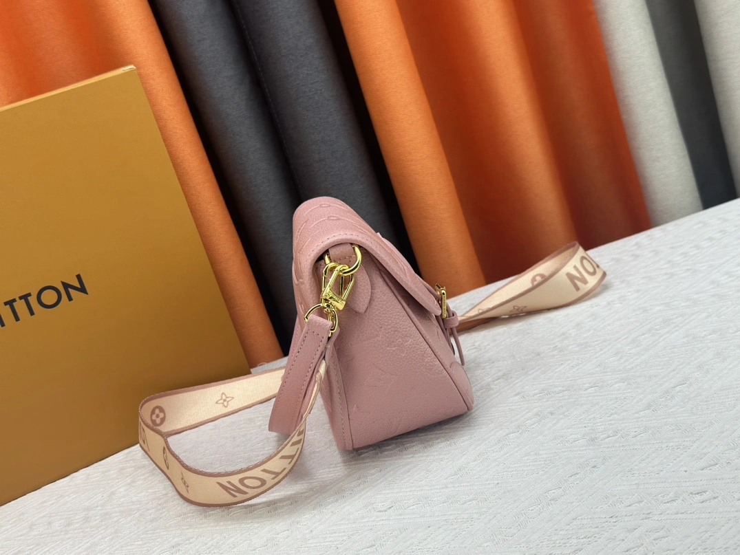 Louis Vuitton AAA Quality Messenger Bags For Women UrbanStyle 3576