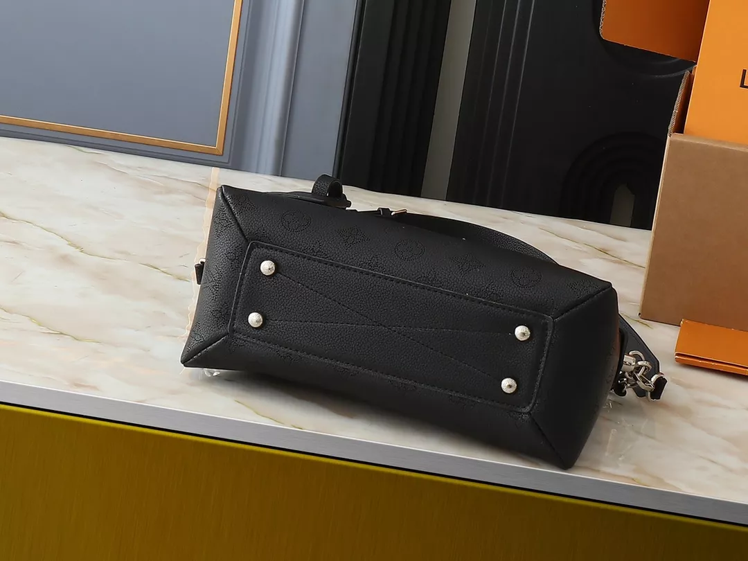 Louis Vuitton AAA Quality Messenger Bags For Women Versatile 4165 - Image 4