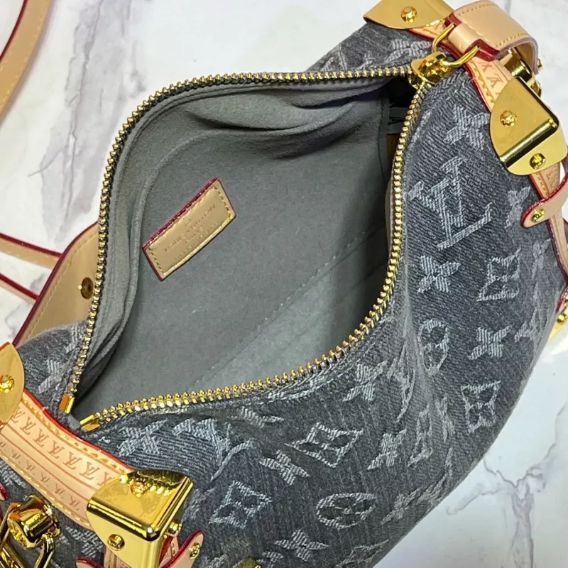 Louis Vuitton AAA Quality Messenger Bags For Women Versatile 8482 - Image 7